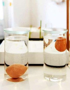 Как проверить яйца на свежесть в воде